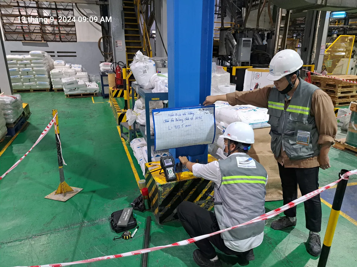 Nhân viên thực hiện đánh giá an toàn công trình tại hiện trường