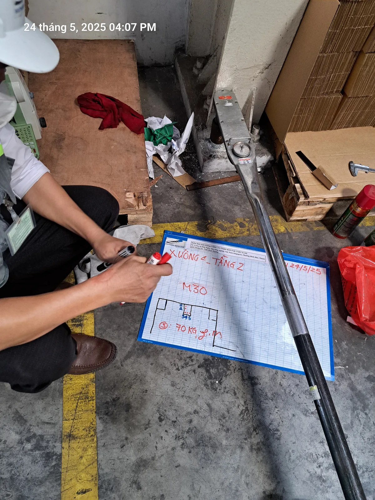 Kiểm định công trình: Kỹ sư ghi chú kết quả kiểm tra bê tông tại hiện trường