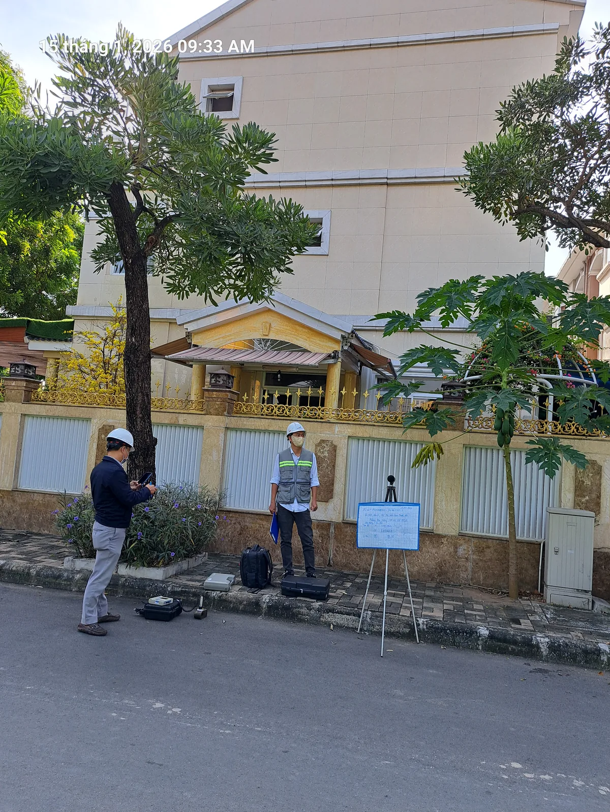 Nhân viên thực hiện kiểm định công trình tại hiện trường