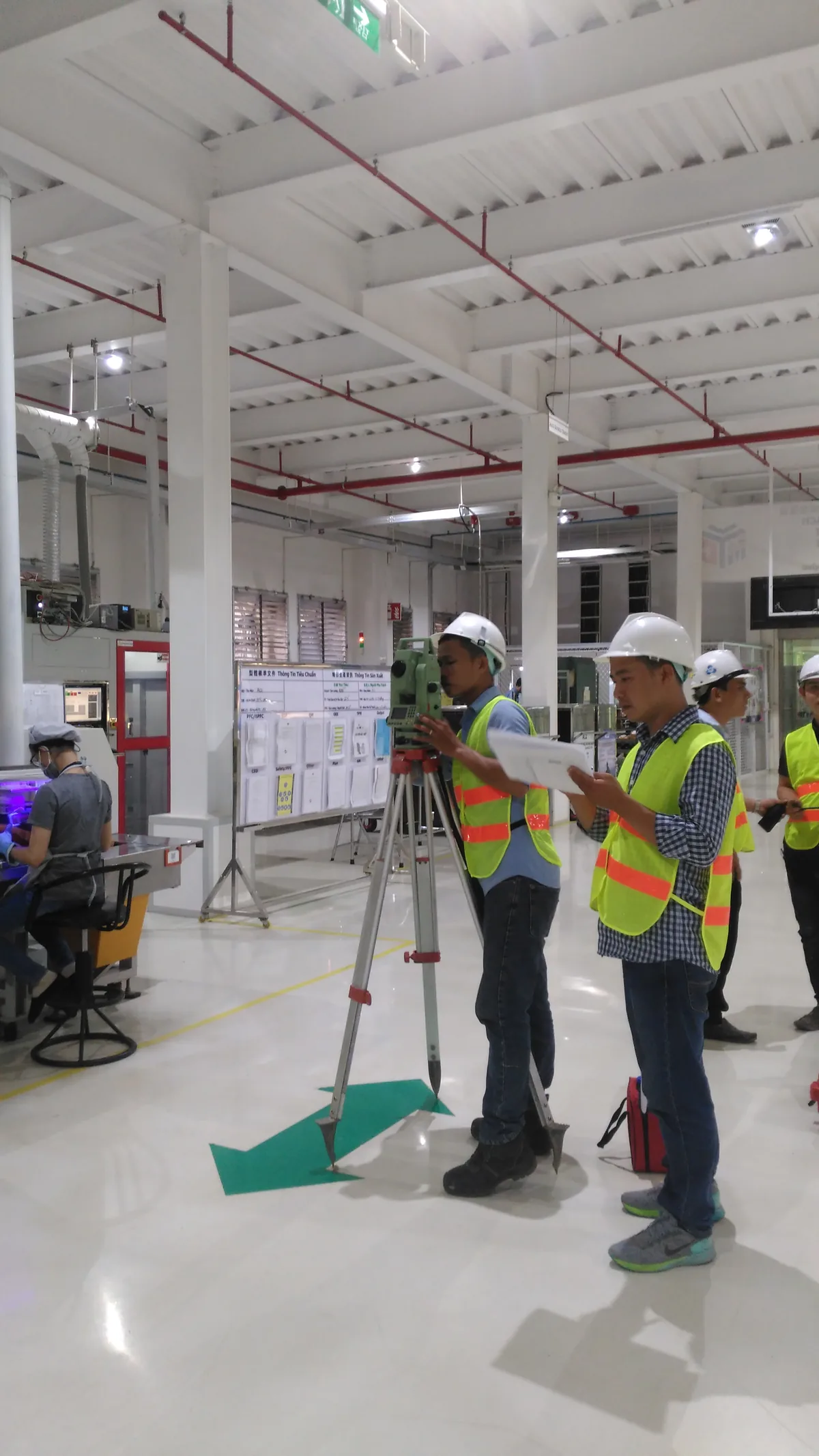 Nhóm kỹ sư đang thực hiện kiểm định công trình trong nhà máy