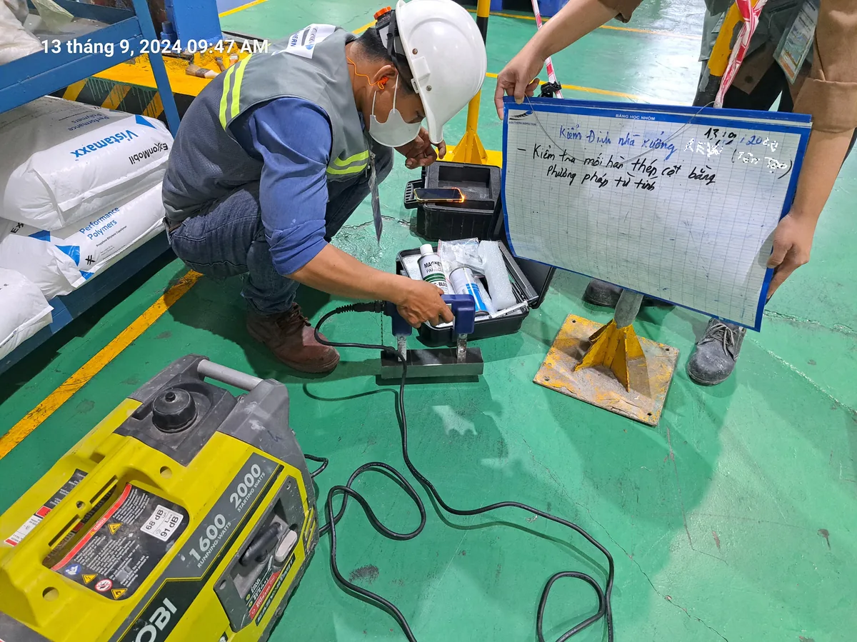 Kiểm định xây dựng: Nhân viên thực hiện kiểm tra mối hàn thép tại công trình