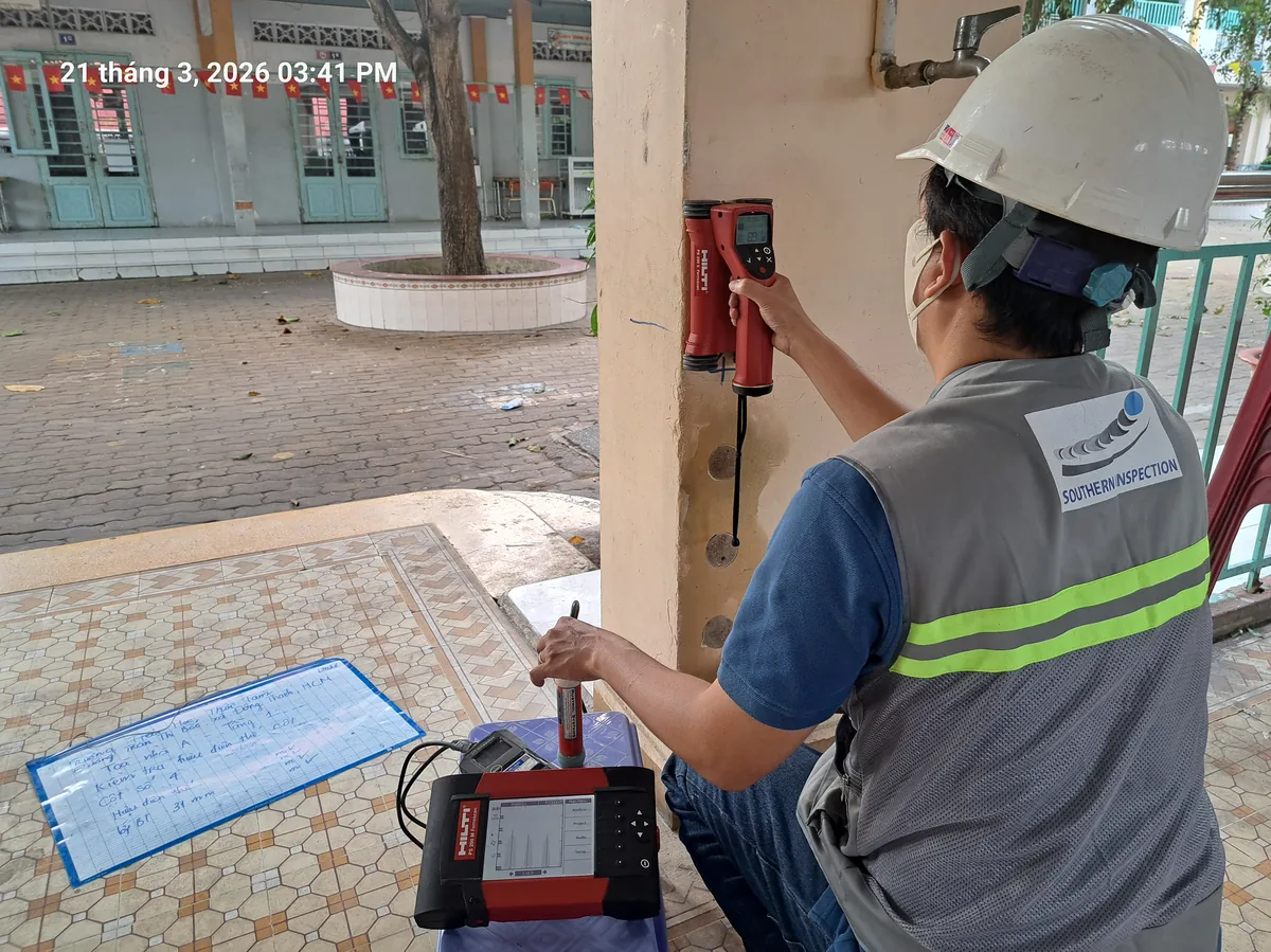 Kỹ sư thực hiện kiểm định xây dựng theo Nghị định 207