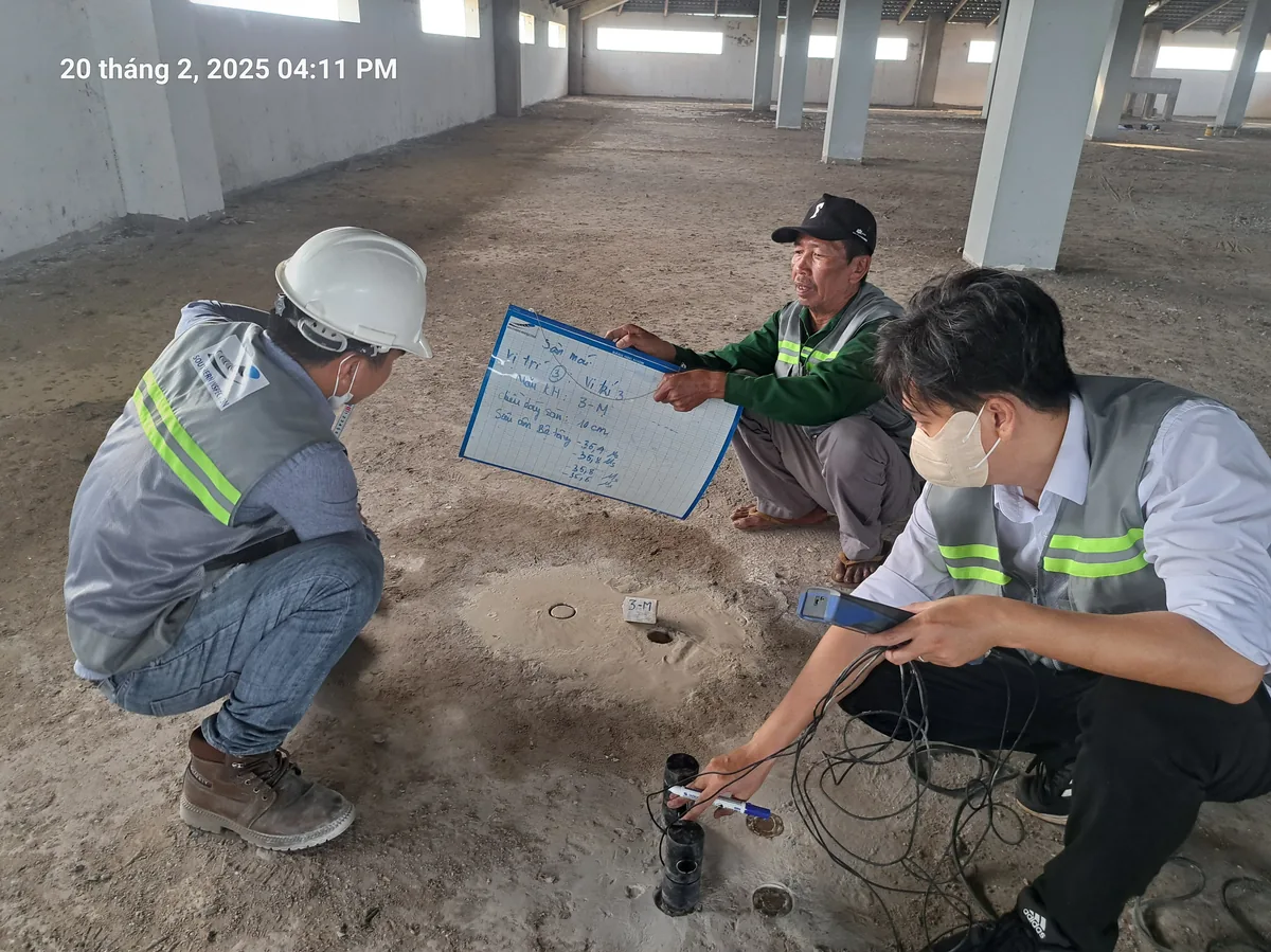 Nhóm kỹ sư thực hiện kiểm định xây dựng tại công trình