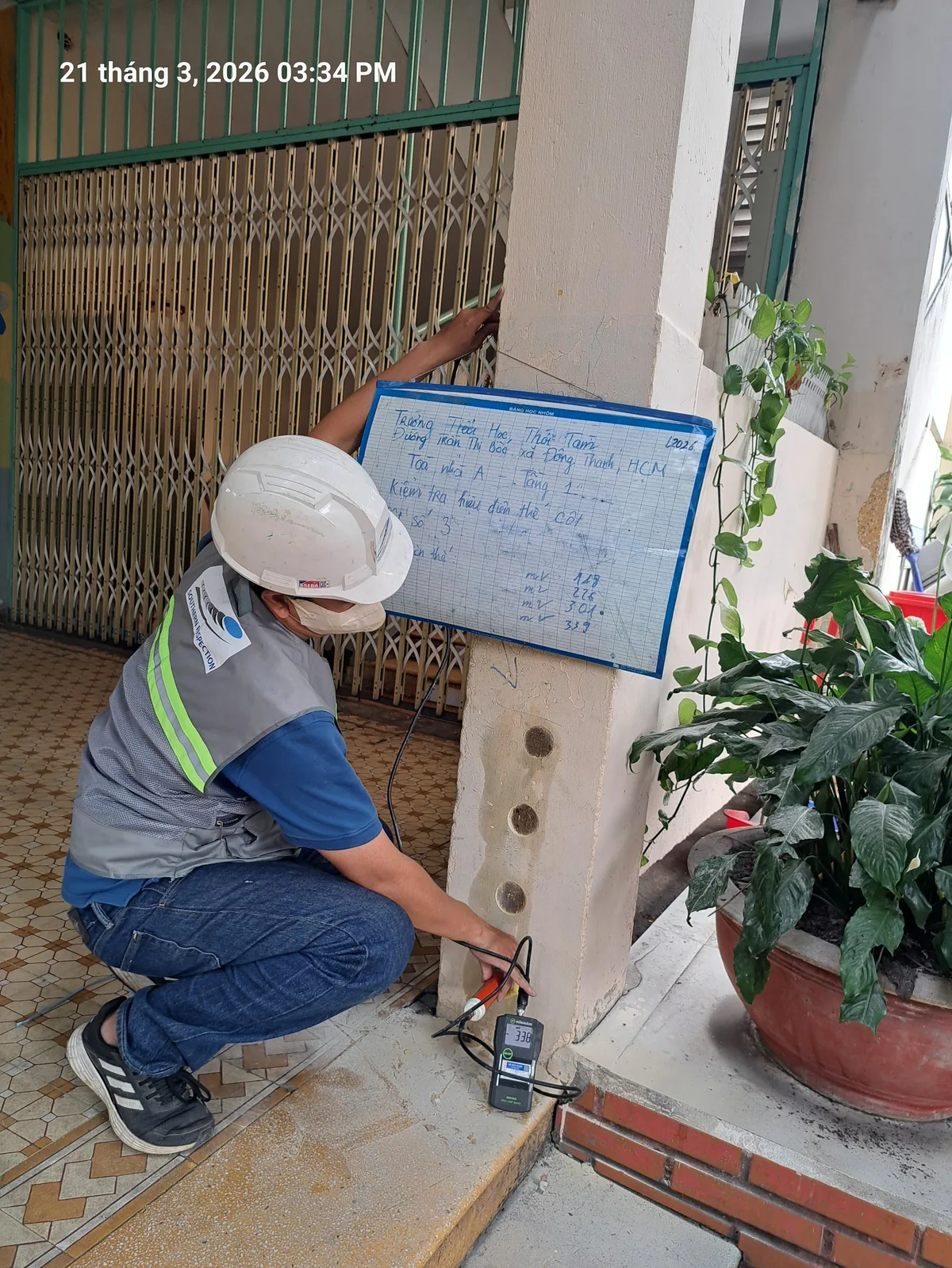 Kỹ thuật viên thực hiện kiểm định xây dựng tại công trình