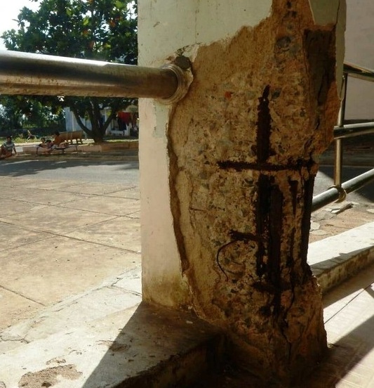 Kỹ sư kiểm tra độ chính xác kết cấu thép tại công trường nhà tiền chế